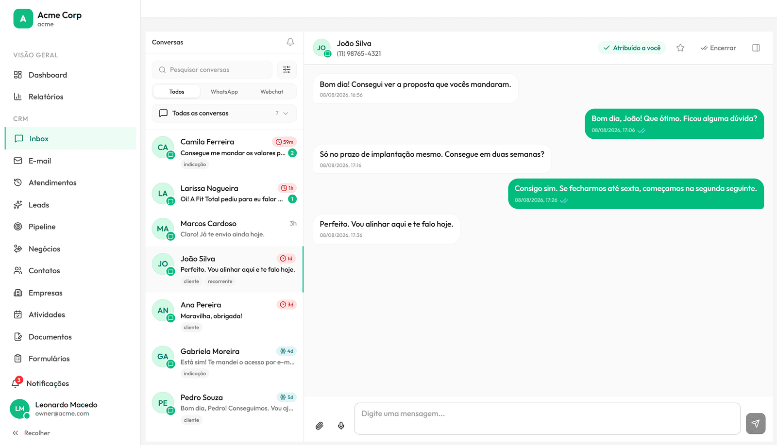 Caixa de entrada do DeepCode CRM com conversas de WhatsApp e chat do site lado a lado
